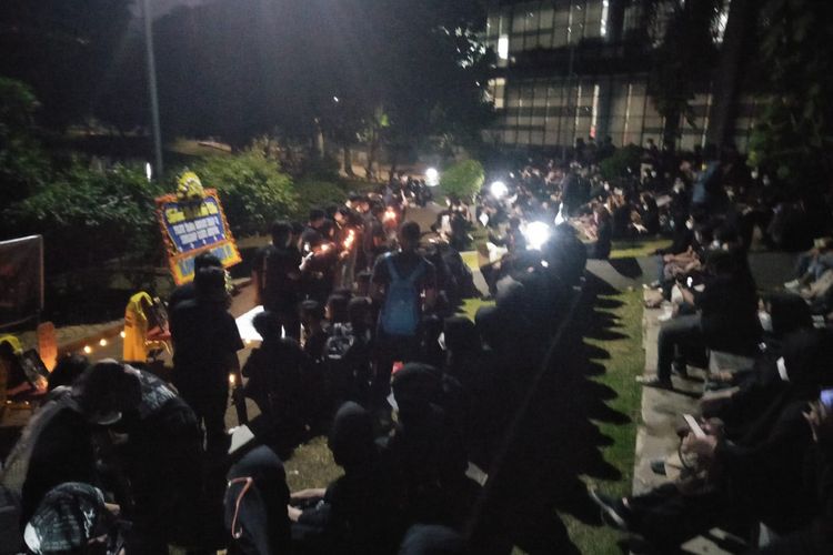 Ratusan mahasiswa UI melakukan doa bersama sebelum menutup aksi solidaritas mengenang tujuh tahun kasus kematian Akseyna Ahad Dory di depan Perpustakaan UI, Depok pada Selasa (29/3/2022).