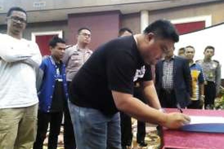 Salah seorang perwakilan suporter Persib saat menandatangani perjanjian dan dukungan untuk menyukseskan turnamen Piala Bhayangkara di Hotel Sutan Raja, Soreang, Kabupaten Bandung, Jawa Barat, Jum'at (11/3/2016)