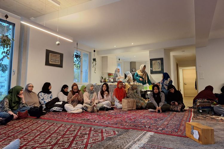 Kegiatan buka puasa bersama oleh Indonesische Islamischer Kultur Verein Swiss (IIKV) atau Perhimpunan Kebudayaan Islam Indonesia Swiss di rumah keluarga Abdul Jabbar Kohler, Sabtu (6/4/2024).