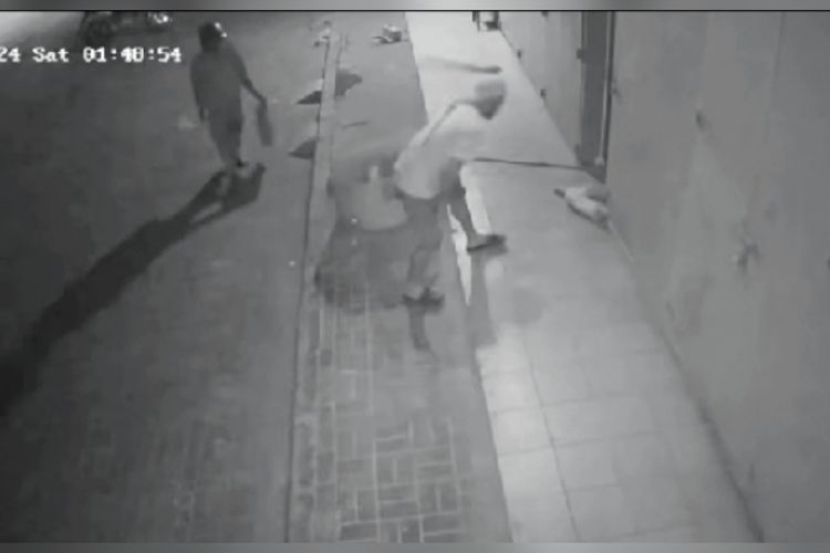 Rekaman CCTV yang memperlihatkan pria misterius melakukan penyiksaan terhadap seekor kucing di pelataran toko di Jalan Metro Tanjung Bunga, Kecamatan Tamalate, Kota Makassar, Sulawesi Selatan (Sulsel), pada Sabtu (12/10/2024) malam.