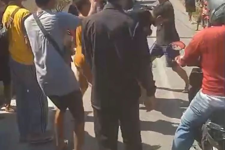 Warga saat mengepung dan menangkap dua maling yang nekat maling motor saat siang bolong di Desa Jatimulya, Kecamatan Kasokandel, Kabupaten Majalengka, Jawa Barat, Sabtu (6/9/2025).