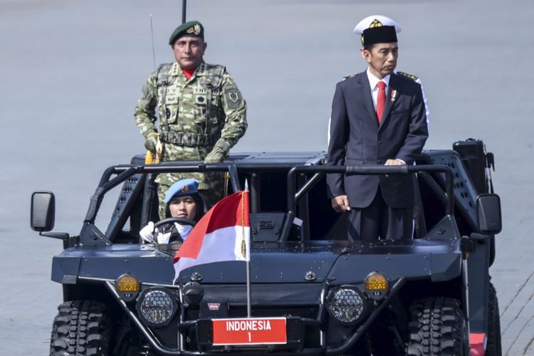 Inspektur upacara, Presiden Joko Widodo (kanan) didampingi Komandan upacara, Pangkostrad Letnan Jenderal TNI Edy Rahmayadi (kiri), memeriksa barisan saat Upacara Perayaan HUT ke-72 TNI di Dermaga Indah Kiat, Cilegon, Banten (5/10). Perayaan HUT ke-72 TNI mengusung tema Bersama Rakyat TNI Kuat.