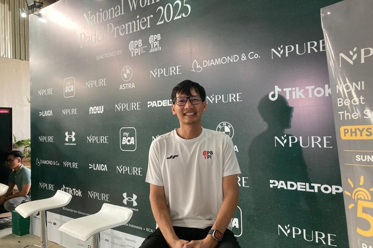 Head of Director Perkumpulan Besar Padel Indonesia, Okki Yonda, saat ditemui di Bandeja Padel Arena, Jakarta Utara, Jumat (5/12/2025).