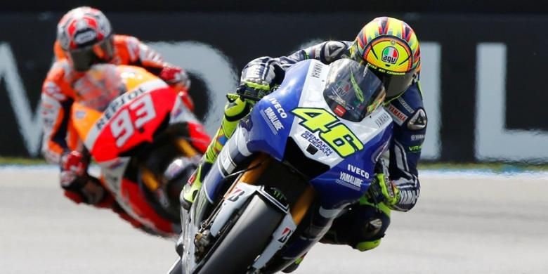 Pebalap Italia, Valentino Rossi, membalap di depan Marc Marquez dari Spanyol, pada balapan GP Belanda di Sirkuit Assen, Sabtu (29/6/2013).