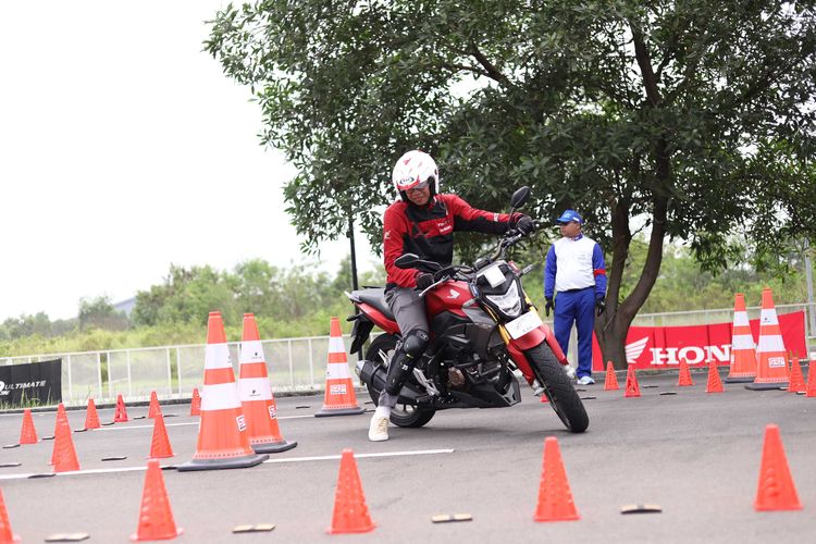 Mencoba trek kompetisi keselamatan berkendara AHM di Astra Honda Safety Riding Center, Delta mas, CIkarang