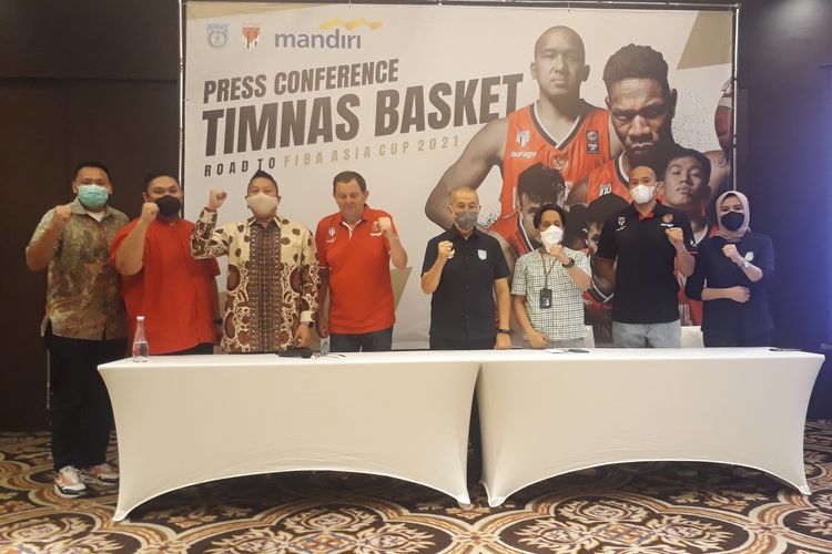Konferensi pers timnas basket Indonesia road to FIBA Asia Cup 2021 di Hotel Fairmont, Jakarta, Jumat (11/6/2021). 