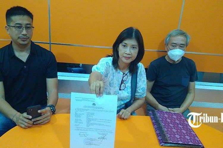 Pemilik Ayu Terra Resort Ubud, Linggawati Utomo (tengah), Vincent Juwono (kanan) dan pengacara yang mendampingi, Heri (kiri) di Denpasar, pada Minggu 10 September 2023 malam. (Tribun Bali)