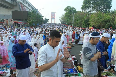 Suasana Jembatan Ampera Dipadati Warga yang Laksanakan Shalat Idul Adha