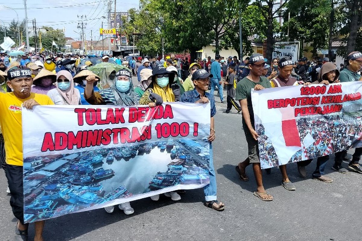 Nelayan di Kota Tegal menggelar aksi turun ke jalan menyampaikan sejumlah tuntutan di antaranya menolak PNBP pasca produksi 10 persen dan denda administrasi 1.000 persen, di Jalur Pantura Kota Tegal, Kamis (12/1/2023)