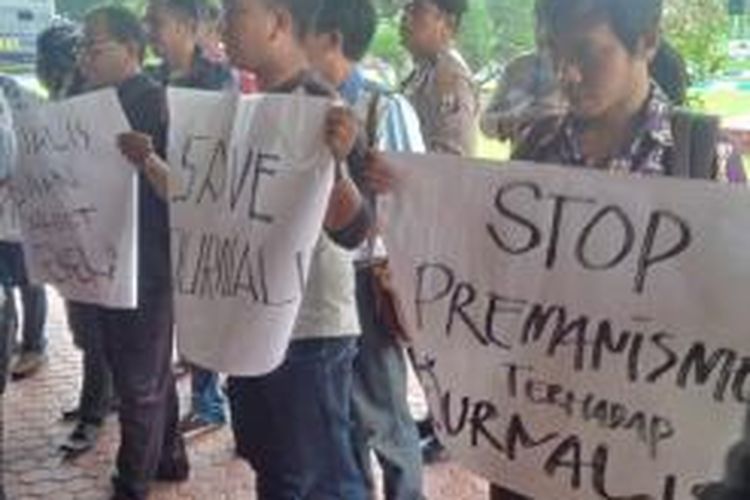 Wartawan Pamekasan yang tergabung dalam Aliansi Jurnalis Pamekasan (AJP) menggelar aksi unjuk rasa soal keterlibatan anggota dewan dalam pengeroyokan wartawan.