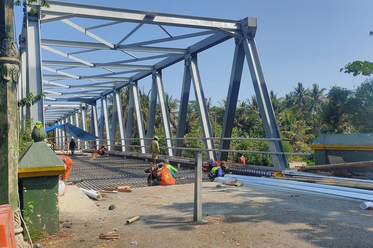 Pengecoran lantai Jembatan Glagah tengah berlangsung di Kalurahan Glagah, Temon, Kulon Progo, Daerah Istimewa Yogyakarta. Jembatan ini bagian dari Jalur Jalan Lintas Selatan Selatan (JJLSS), yang menghubungkan kalurahan Glagah dan Karangwuni. Penyelesaian akses ini dikebut agar bisa kembali dibuka pada musim Natal dan Tahun Baru di Desember 2023.