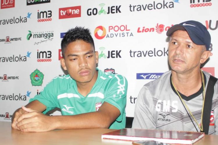 Pelatih Madura United Gomes de Olivera saat konferensi pers jelang pertandingan melawan Persipura.