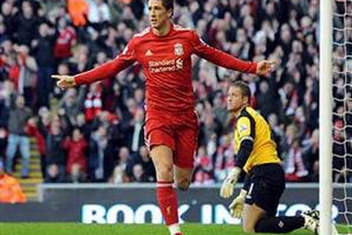 Penyerang Liverpool, Fernando Torres, merayakan golnya ke gawang Blackburn Rovers, dalam lanjutan Premier League, di Anfield, Minggu (24/10/2010).