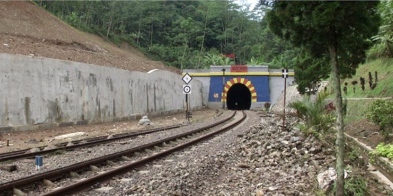 Di samping predikatnya sebagai terowongan kereta pertama di Hindia Belanda, Lampegan punya latar belakang penamaan yang unik. Salah satu versi adalah kesalahan penyebutan.