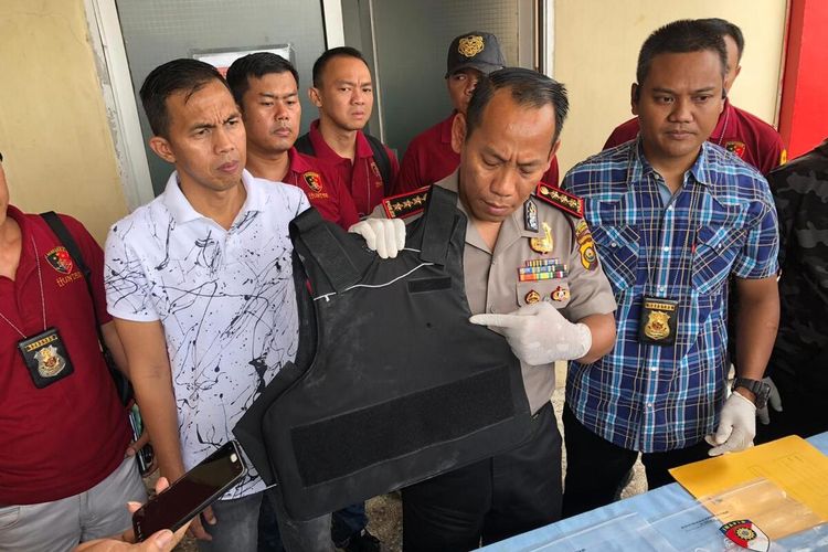 Kapolrestabes Palembang Kombes Pol Anom Setyadji menunjukkan rompi anti peluru milik polisi yang tertembak saat melakukan penangkapan terhadap Alam (26) pelaku perampokan buruh angkut pasar 16 Ilir yang ditusuk hingga tewas, Sabtu (18/1/2020).