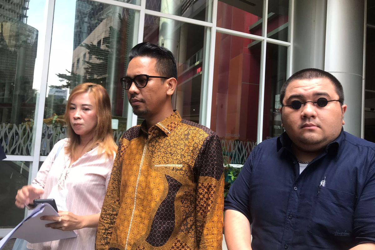 Kuasa Hukum Mario Dandy, Basri Bundu bersama dengan pihaknya saat ditemui di Kawasan Setiabudi, Jakarta Selatan, Minggu (9/4/2023).