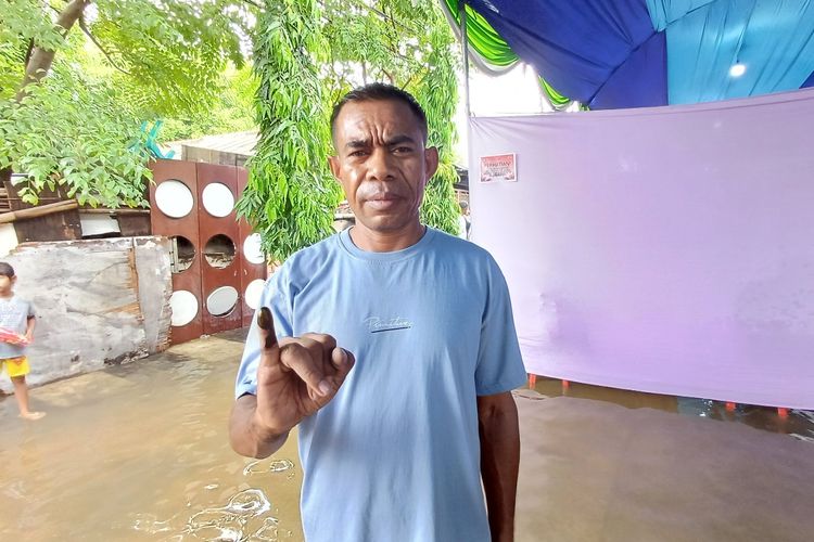 Warga Kampung Tanah Merah bernama Thomas (44) saat ditemui Kompas.com di Jalan Perjuangan, Tugu Selatan, Koja, Jakarta Utara, Rabu (14/2/2024).