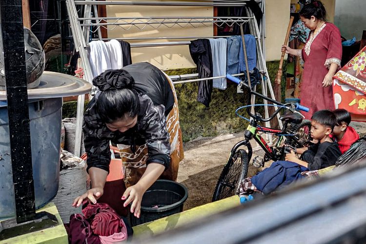 Sejumlah warga di Kelurahan Melong, Kecamatan Cimahi Selatan, Kota Cimahi, Jawa Barat mulai merasakan gatal-gatal pasca diterjang banjir pada Selasa (5/12/2023) malam.