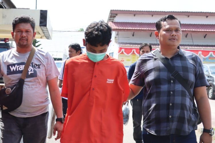 Remaja yang membunuh pacarnya dengan cara diracun saat diamankan di Polres Indragiri Hulu, Riau, Kamis (27/7/2023).