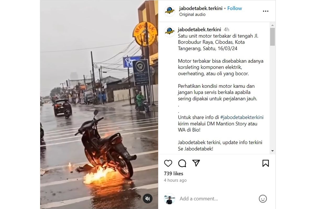 Tampilan sebuah motor yang tiba-tiba terbakar di jalan