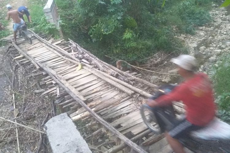 Kondisi jembatan reot di Desa Kemadohbatur, Kecamatan Tawangharjo, Kabupaten Grobogan, Jawa Tengah, Sabtu (27/5/2023).