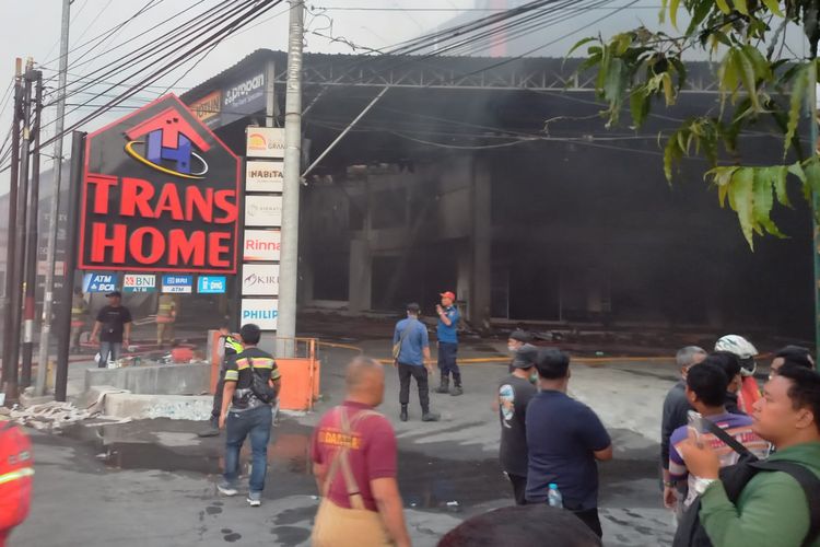 Asap Masih Terlihat di Trans Home Sleman, Diduga dari 