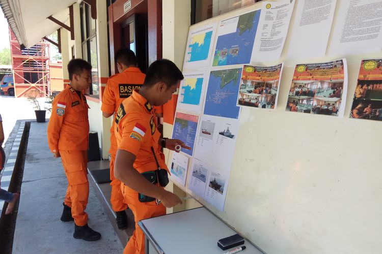 Personel Basarnas Banjarmasin pagi ini memetakan rencana lokasi pencarian yang masih difokuskan di Perairan Tanjung Selatan, Minggu (4/8/2019)