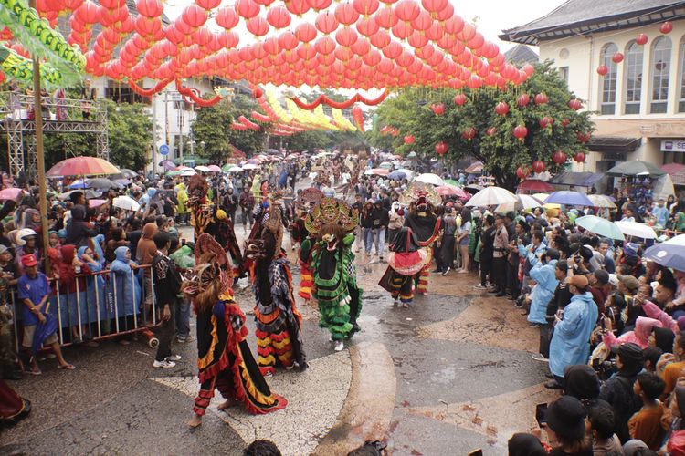 Suasana karnaval budaya Grebeg Sudiro yang diselenggarakan dalam rangka menyambut perayaan Imlek 2024 oleh masyarakat Kelurahan Sudiroprajan, Jebres, Solo, bekerja sama dengan Panitia Imlek Bersama Kota Solo pada Minggu (4/2/2024). Grebeg Sudiro pada tahun ini masuk ke dalam daftar Karisma Event Nusantara (KEN) 2024, sehingga mendapat dukungan promosi dari Pemerintah Pusat.
