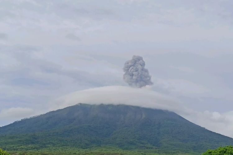 Gunung Ile Lewotolok erupsi Senin (26/2/2024) sore.