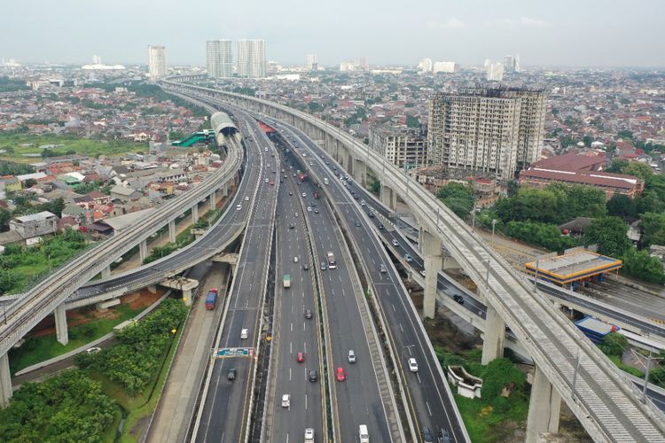 Ilustrasi kendaraan yang masuk dan keluar tol Jabotabek