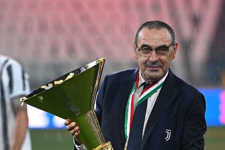 Pelatih Juventus, Maurizio Sarri, saat merayakan gelar Serie A musim 2019-2020, Minggu (2/8/2020) dini  hari WIB.