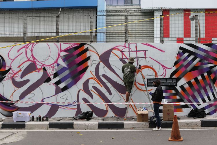 Sejumlah seniman mural jalanan menyelesaikan pembuatan mural di Palmerah Selatan, Jakarta, Rabu (24/11/2021). Acara bertema Repaint Indonesia ini hadir sebagai gerakan untuk mengajak kita semua Melukiskan Ulang Indonesia berdasarkan gagasan, perspektif, karya bahkan imajinasi kita masing-masing.