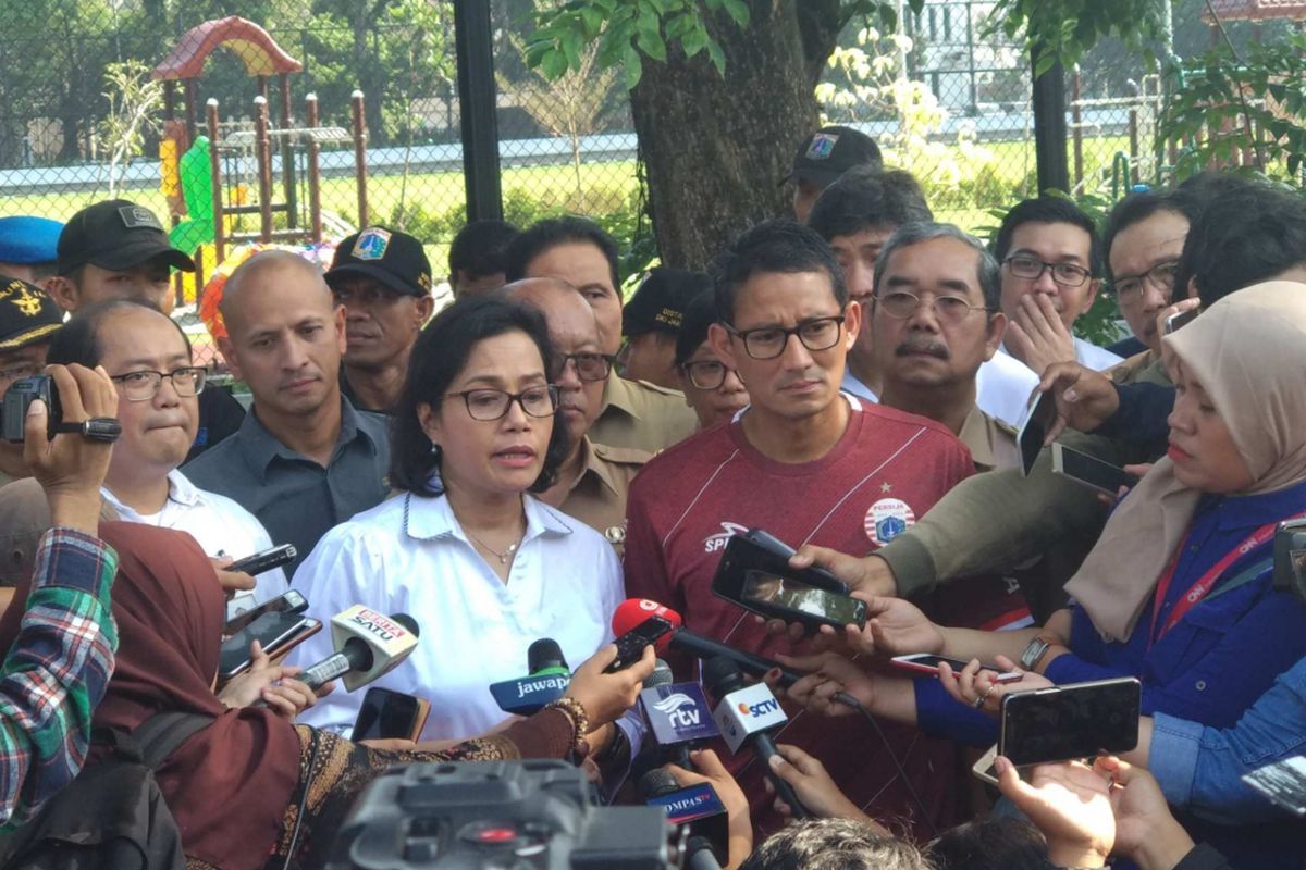 Menteri Keuangan Sri Mulyani dan Wakil Gubernur DKI Jakarta Sandiaga Uno di Lapangan Banteng, Senin (7/4/2018).