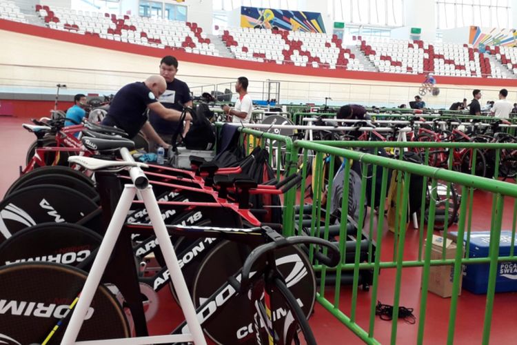 Persiapan jelang Asian Track Championships (ATC) 2019 di Jakarta International Velodrome (JIV), Jakarta Timur, Selasa (8/1/2019).