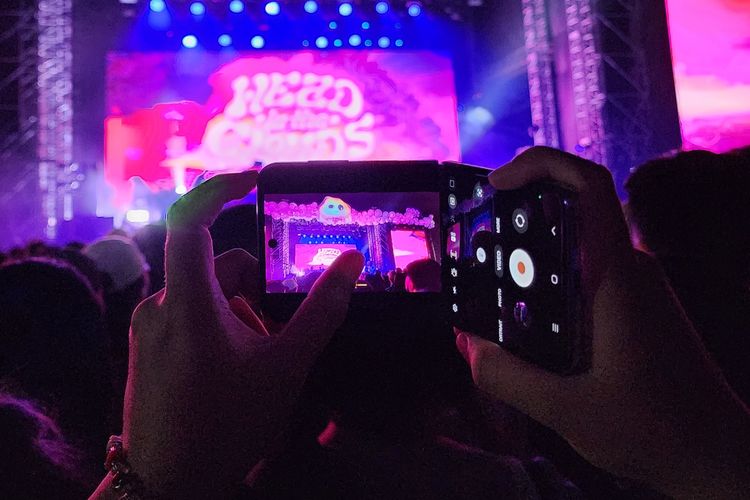Ilustrasi FlexCam Galaxy Z Flip 4 untuk merekam video konser musik HITC Jakarta 2022.