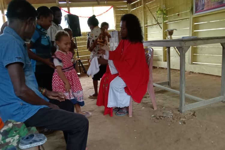 Kesederhaan umat dan Gereja Katolik Santa Monika dalam perayaan Jumat Agung yang berlangsung di Kampung Favenembu, Distrik Yaffi, Kabupaten Keerom, Papua.