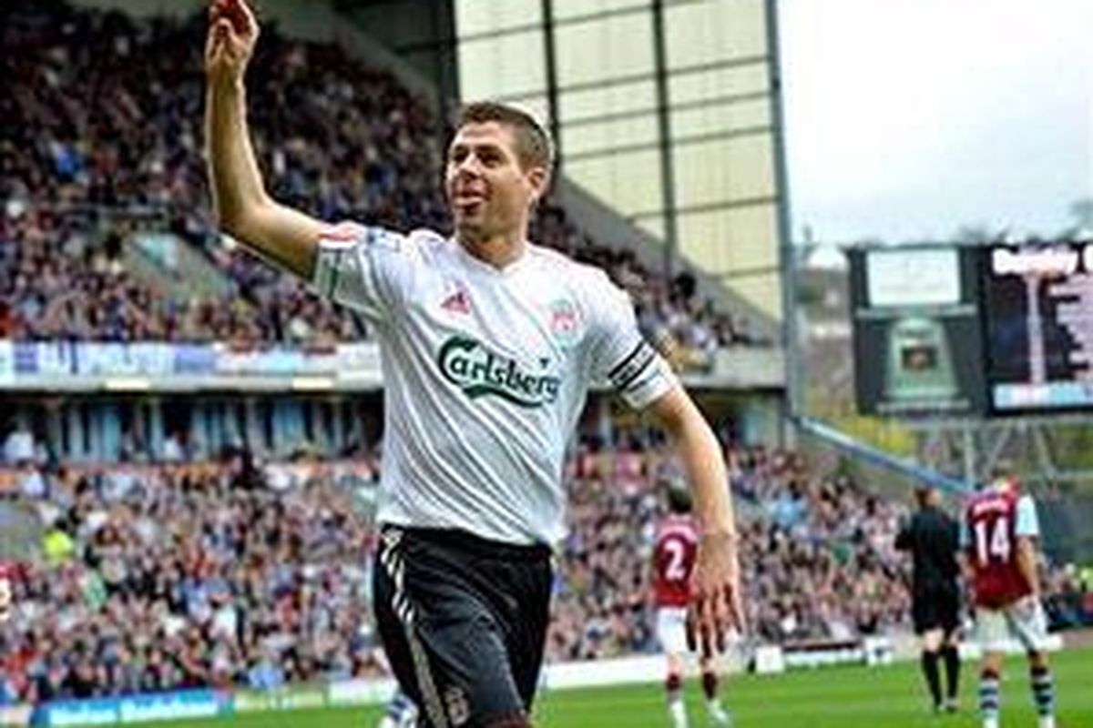 Kapten Liverpool, Steven Gerrard, merayakan golnya ke gawang Burnley, dalam duel Premier League, Minggu (25/4/2010).