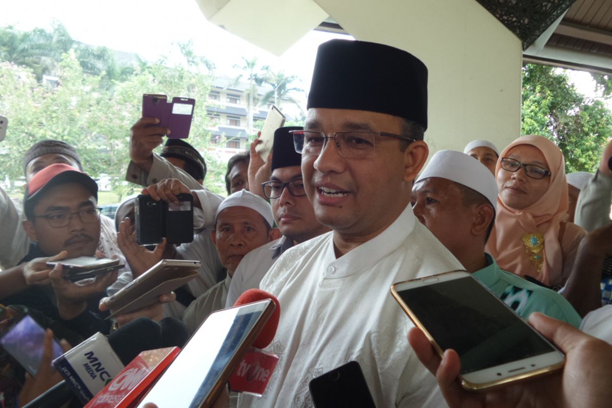 Calon gubernur DKI Jakarta Anies Baswedan usai menghadiri acara di masjid At Tin, TMII, Jakarta Timur, Senin (24/4/2017).