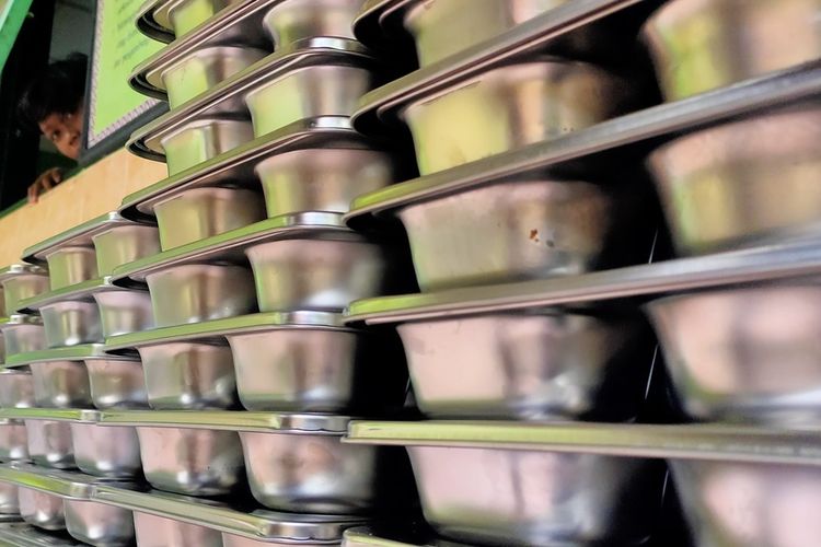 Makan bergizi gratis berlangsung di kabupaten Kulon Progo, Daerah Istimewa Yogyakarta mulai Senin (13/1/2025). MBG baru menyasar TK ? SMP di tiga Kalurahan atau desa.