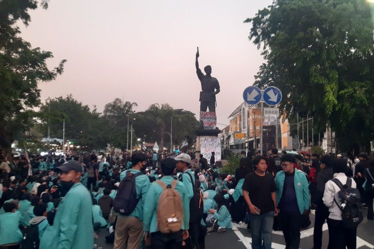 Aksi BEM UNS di Bundaran Gladag Solo: Soroti Isu Karhutla hingga MBG