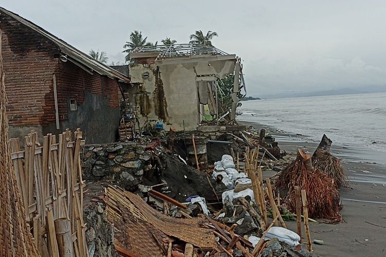 TKP pantai Mapak, rumah yang terdampak gelombang pasang, Sabtu (24/12/2022)