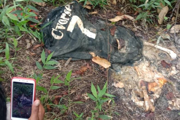 Penemuan kerangka manusia yang diduga berjenis kelamin perempuan di Batu Ronggeng, Pulau Nusakambangan, Kabupaten Cilacap, Jawa Tengah, Selasa (22/2/2022).
