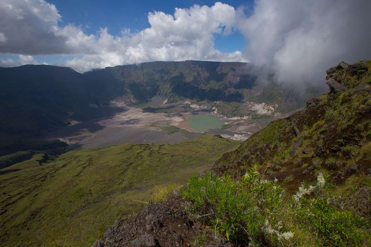 Lanskap kaldera Gunung Tambora, Dompu, Nusa Tenggara Barat, Minggu (22/3/2015). Dua abad peringatan letusan Gunung Tambora yang mengguncang dunia diperingati April 2015. KOMPAS IMAGES/KRISTIANTO PURNOMO