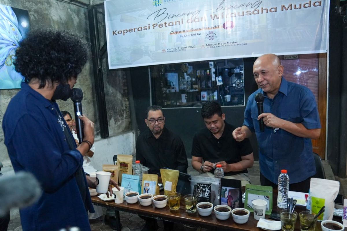 Menteri Koperasi dan Usaha Kecil Menengah (KemenKopUKM Teten Masduki saat melakukan dialog dengan Komunitas Petani Muda, Koperasi, Wirausaha dan UMKM Medan di Kedai Minum Kopi Medan, Sumatera Utara, Kamis (9/6/2022) malam.
