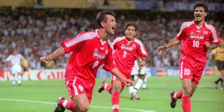 Para pemain timnas Iran merayakan gol ke gawang Amerika Serikat pada laga penyisihan Grup F Piala Dunia 1998 di Stade de Gerland, Lyon, 21 Juni 1998.