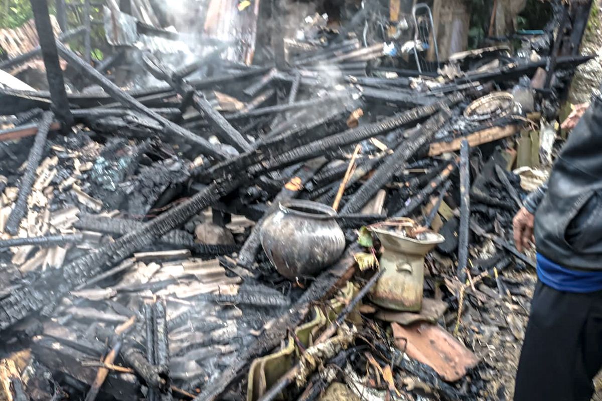 Rumah semi permanen di Kampung Cintalaksana RT 03/03, Desa Gunungmasigit, Kecamatan Cipatat, Kabupaten Bandung Barat (KBB) habis terbakar, Kamis (4/5/2023).
