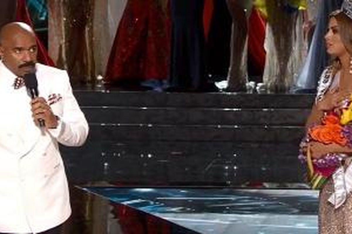 Steve Harvey saat mengumumkan kesalahan penyebutan nama di malam final Miss Universe 2015. 