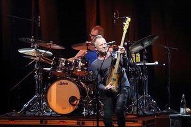 Aksi panggung Gordon Matthew Thomas Sumner atau yang lebih dikenal dengan nama Sting saat tampil pada konsernya yang bertajuk Sting Back to Bass Tour di Ancol, Jakarta Utara, Sabtu (15/12/2012).