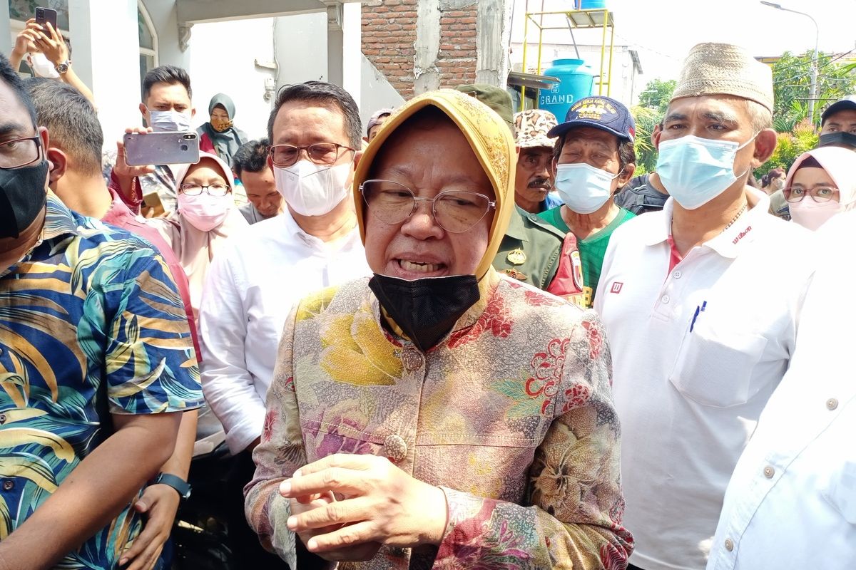 Menteri Sosial Tri Rismaharini mengunjungi anak disabilitas berusia 15 tahun yang menjadi korban pemerkosaan di Surabaya, Jawa Timur, Rabu (29/6/2022).