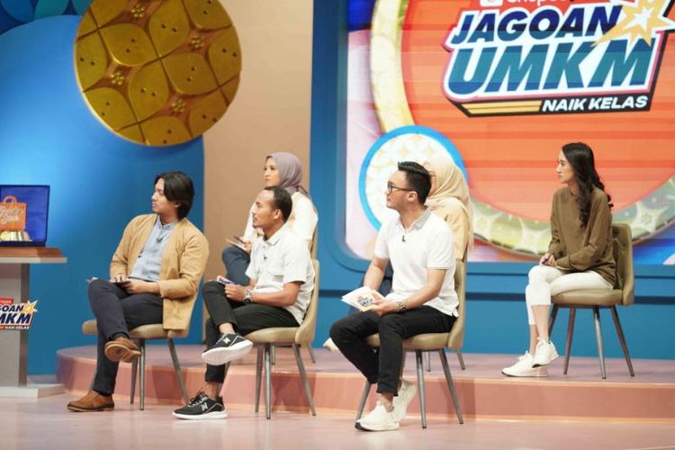 Peserta Shopee Jagoan UMKM Naik Kelas menyimak jalannya tantangan Logistic Race dan menilai strategi operasional para peserta. 